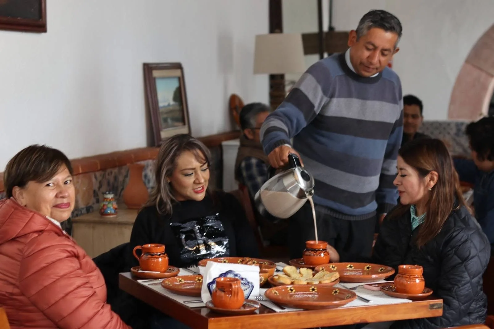 Familia disfrutando el desayuno