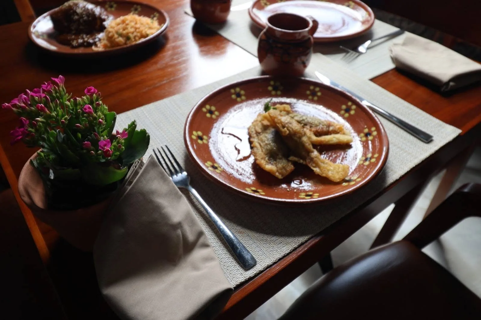 Mesa servida con vajilla de barro